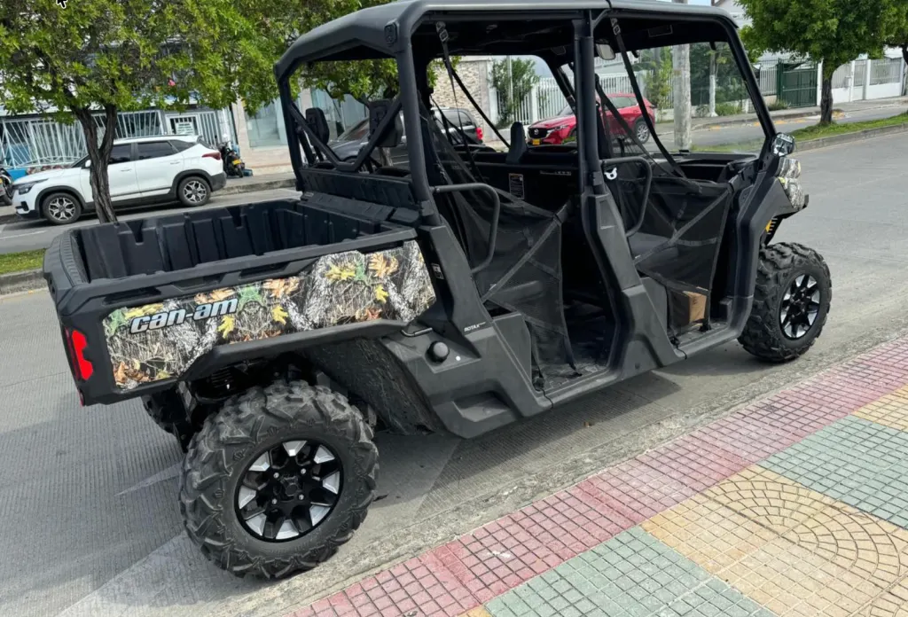 Mula Can-Am 1000 con sonido 6 puestos